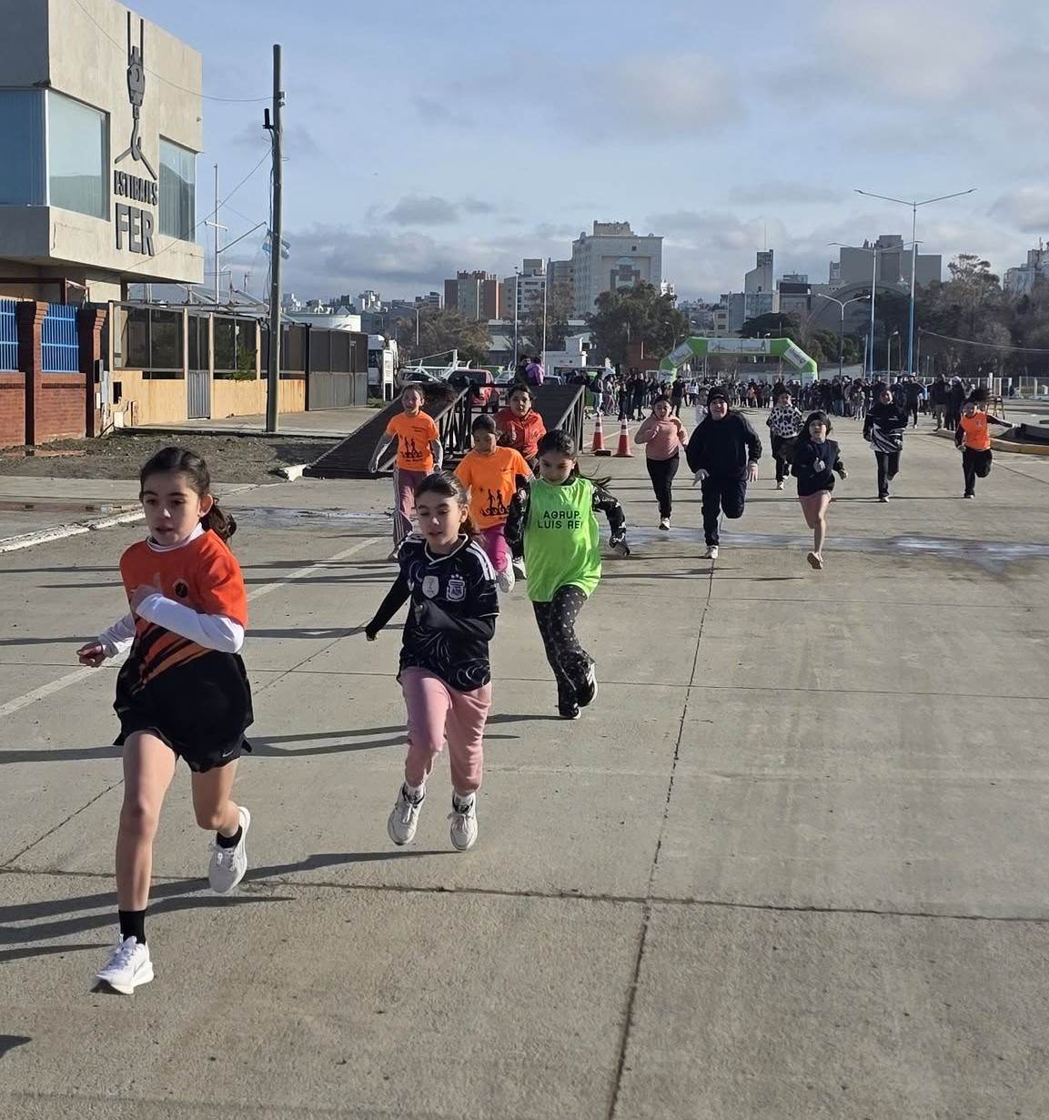 El atletismo infantil festeja los 30 años del Muelle Antonio Morán