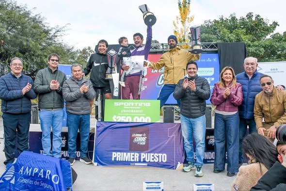 La intendente Fuentes, el secretario Benavente y el Prof. Dapello premiaron a los ganadores de la competencia La Ciudad Corre