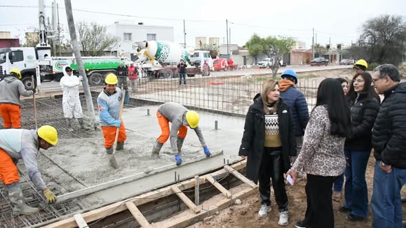 La intendente Fuentes supervisó la obra de construcción de un nuevo puente alcantarilla en el barrio Saint Germés