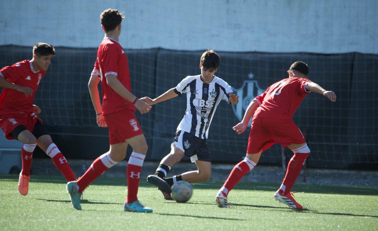 Juveniles: los chicos de Central Córdoba enfrentaron a los de Huracán 
