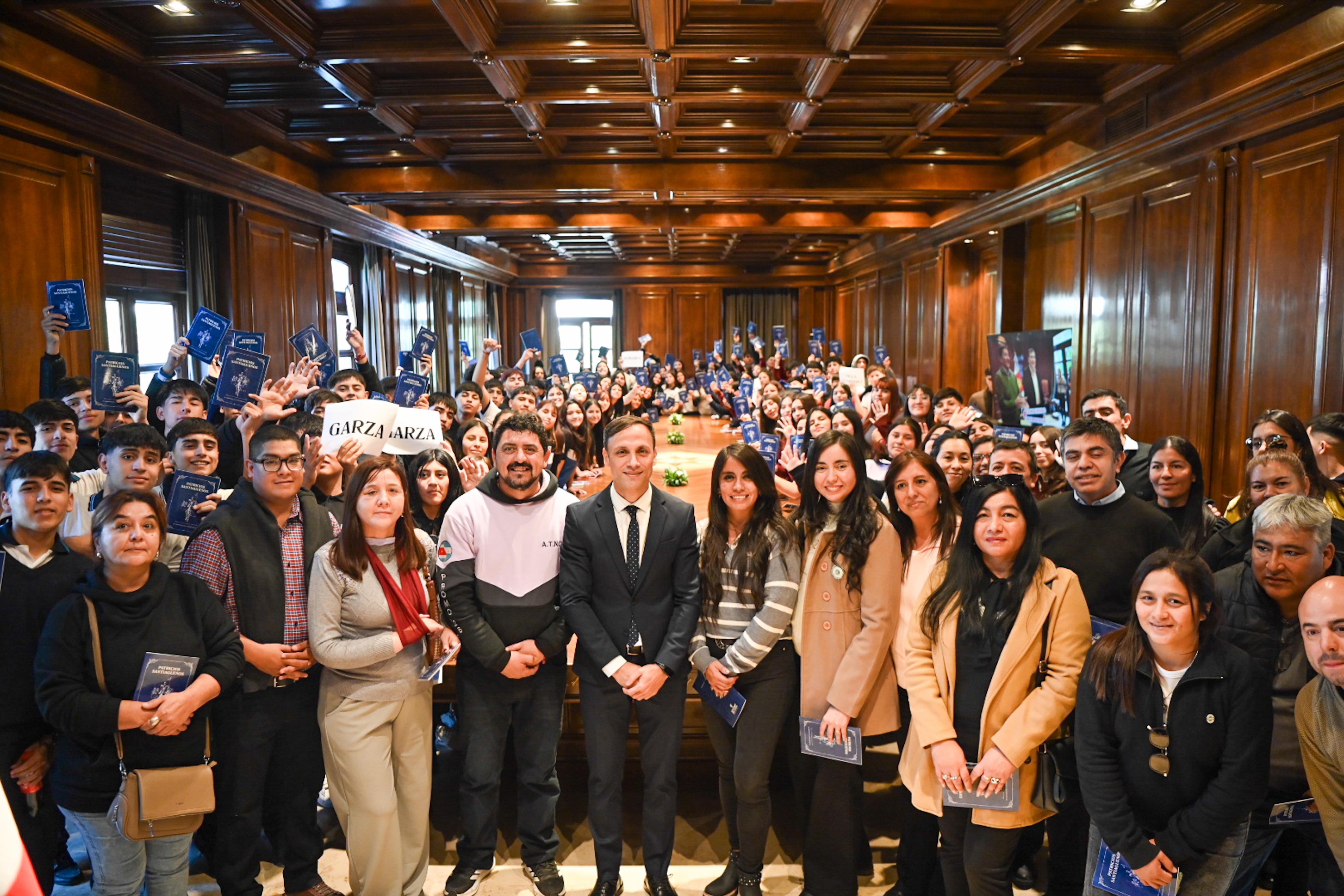 EL JEFE DE GABINETE RECIBIÓ EN CASA DE GOBIERNO A ALUMNOS DE LOS DEPARTAMENTOS SARMIENTO, ATAMISQUI Y QUEBRACHOS