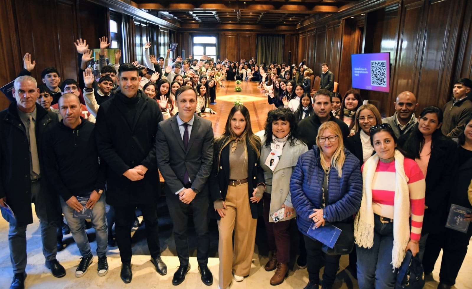 ALUMNOS DE LOS DEPARTAMENTOS QUEBRACHOS Y ATAMISQUI VISITARON CASA DE GOBIERNO ALUMNOS DE LOS DEPARTAMENTOS QUEBRACHOS Y ATAMISQUI VISITARON CASA DE GOBIERNO