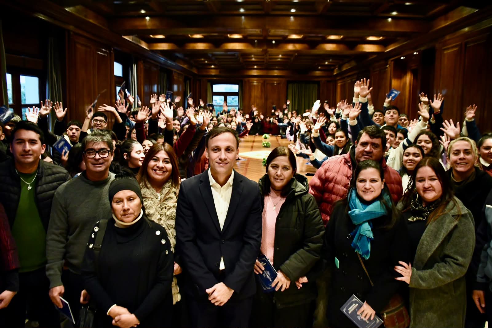 EL JEFE DE GABINETE VÍCTOR ARAUJO RECIBIÓ A ESTUDIANTES DE LOS DEPARTAMENTOS LORETO Y JUAN FELIPE IBARRA EL JEFE DE GABINETE VÍCTOR ARAUJO RECIBIÓ A ESTUDIANTES DE LOS DEPARTAMENTOS LORETO Y JUAN FELIPE IBARRA