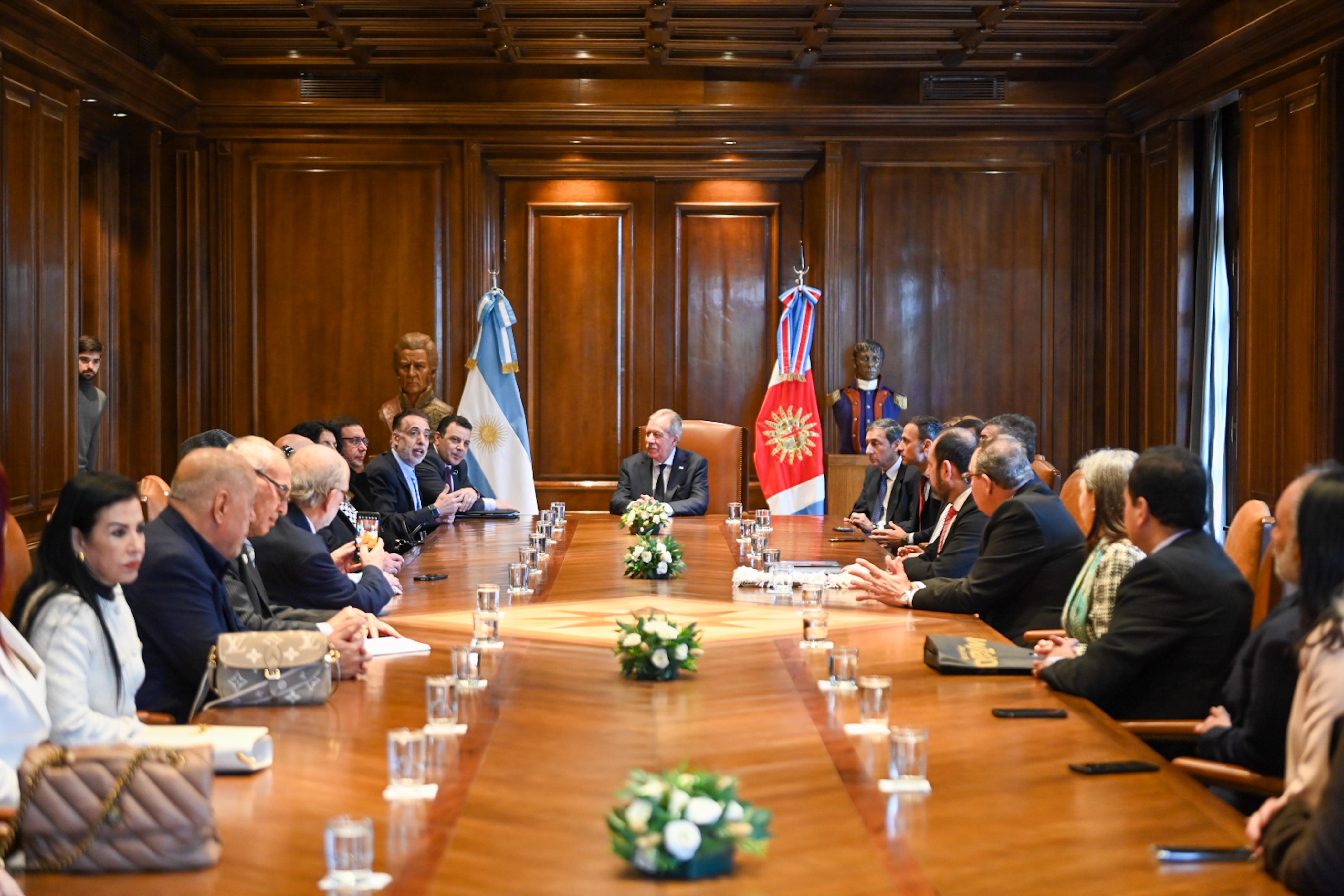 El gobernador Elías Suárez recibió este viernes en Casa de Gobierno a la comitiva oficial del IV Congreso Nacional de FEARAB Argentina El gobernador Elías Suárez recibió este viernes en Casa de Gobierno a la comitiva oficial del IV Congreso Nacional de FEARAB Argentina