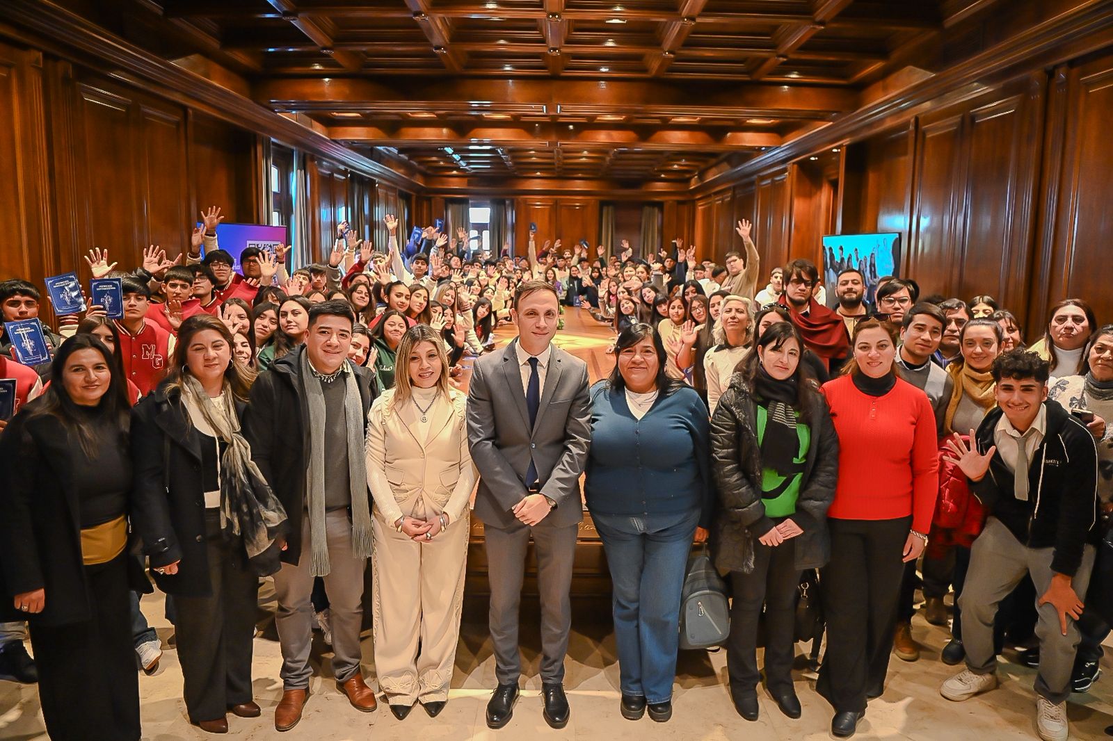 EL JEFE DE GABINETE RECIBIÓ A ALUMNOS DE LOS DEPARTAMENTOS SILÍPICA, CHOYA Y GUASAYÁN
