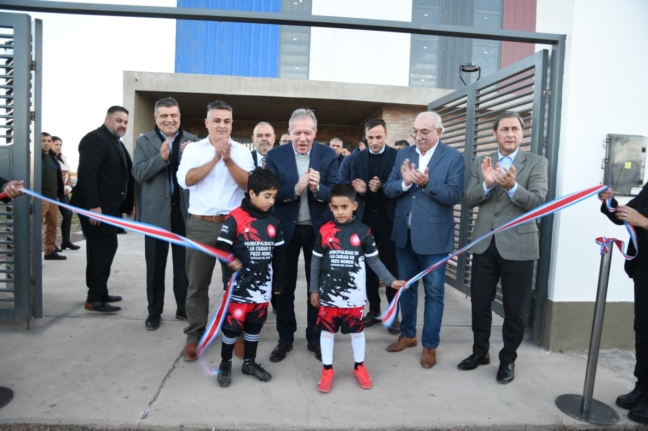 EL GOBERNADOR ELÍAS SUÁREZ INAUGURÓ UN POLIDEPORTIVO Y OTRAS OBRAS EN POZO HONDO