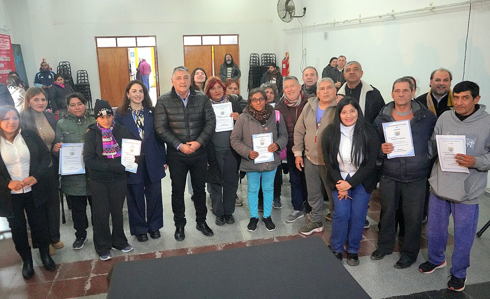 El intendente Nediani entregó escrituras a vecinos del barrio Sarmiento