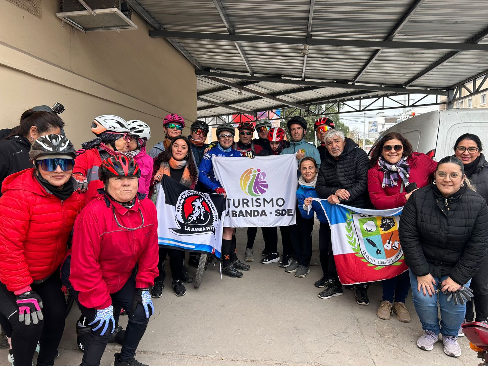 El ciclismo y la historia se unieron para realizar el recorrido: “Pedaleando el vals de la ciudad” El ciclismo y la historia se unieron para realizar el recorrido: “Pedaleando el vals de la ciudad”