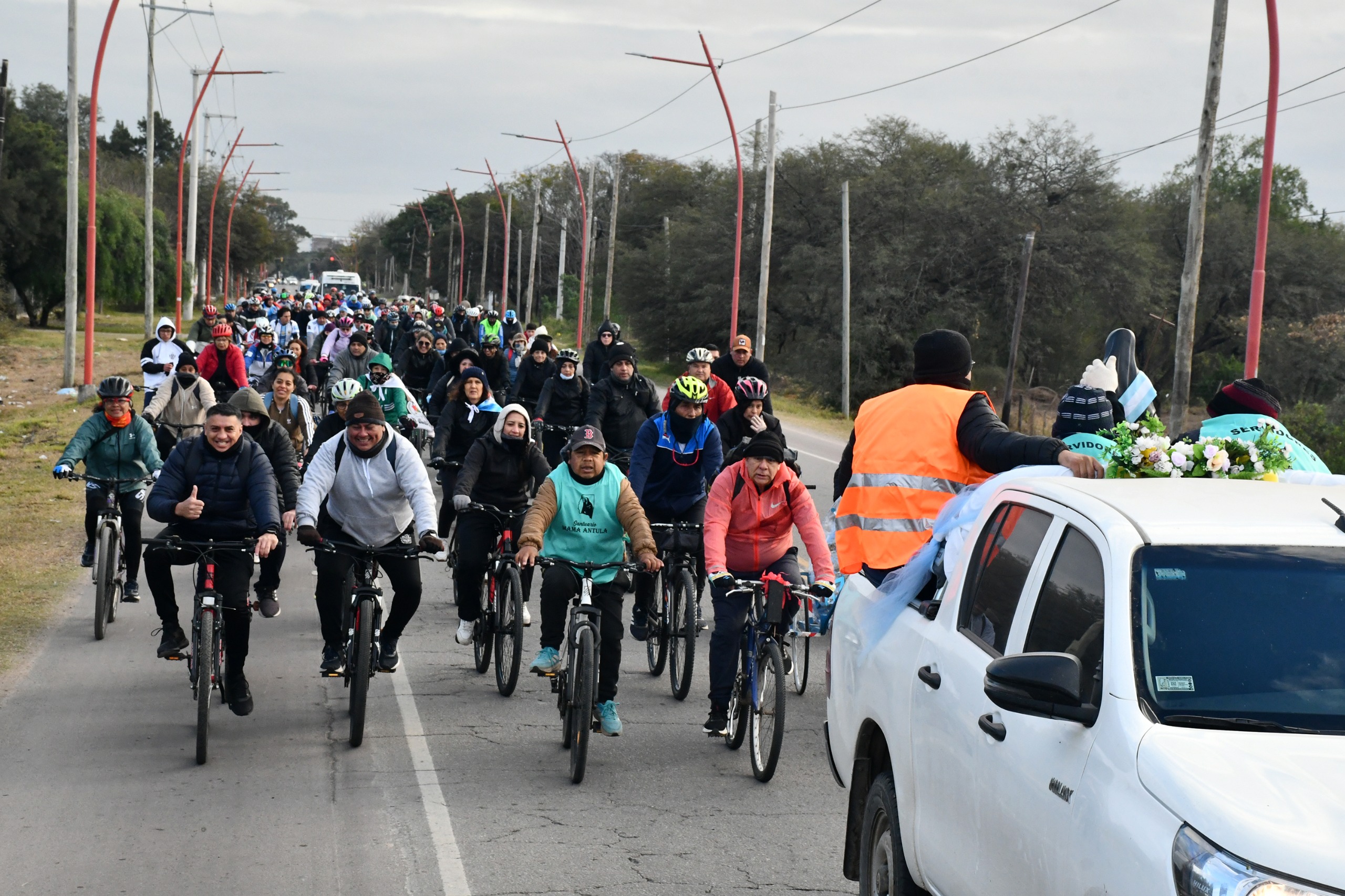 CIENTOS DE FIELES PROTAGONIZARON LA PRIMERA PEREGRINACIÓN EN BICICLETA AL SANTUARIO DE MAMA ANTULA CIENTOS DE FIELES PROTAGONIZARON LA PRIMERA PEREGRINACIÓN EN BICICLETA AL SANTUARIO DE MAMA ANTULA