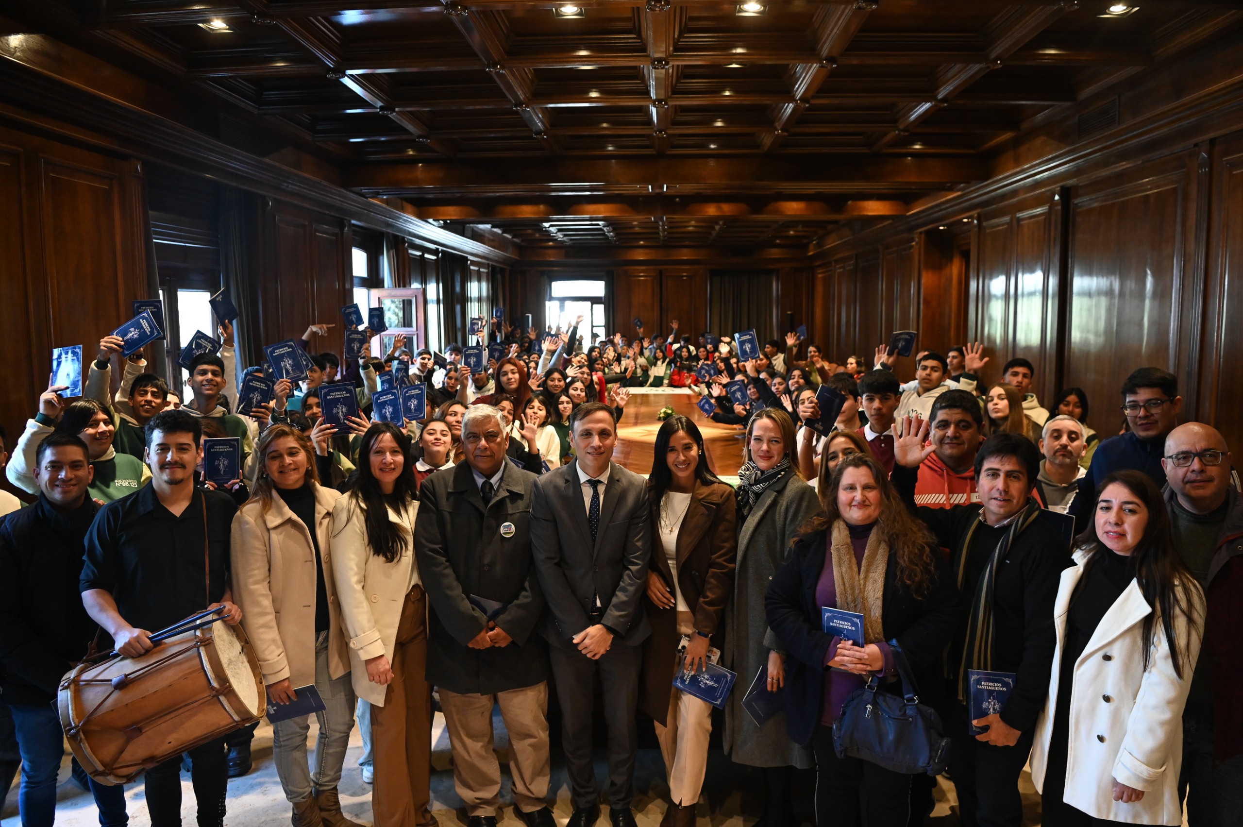 EL JEFE DE GABINETE RECIBIÓ EN CASA DE GOBIERNO A ESTUDIANTES DE LOS DEPARTAMENTOS BANDA Y ROBLES EL JEFE DE GABINETE RECIBIÓ EN CASA DE GOBIERNO A ESTUDIANTES DE LOS DEPARTAMENTOS BANDA Y ROBLES
