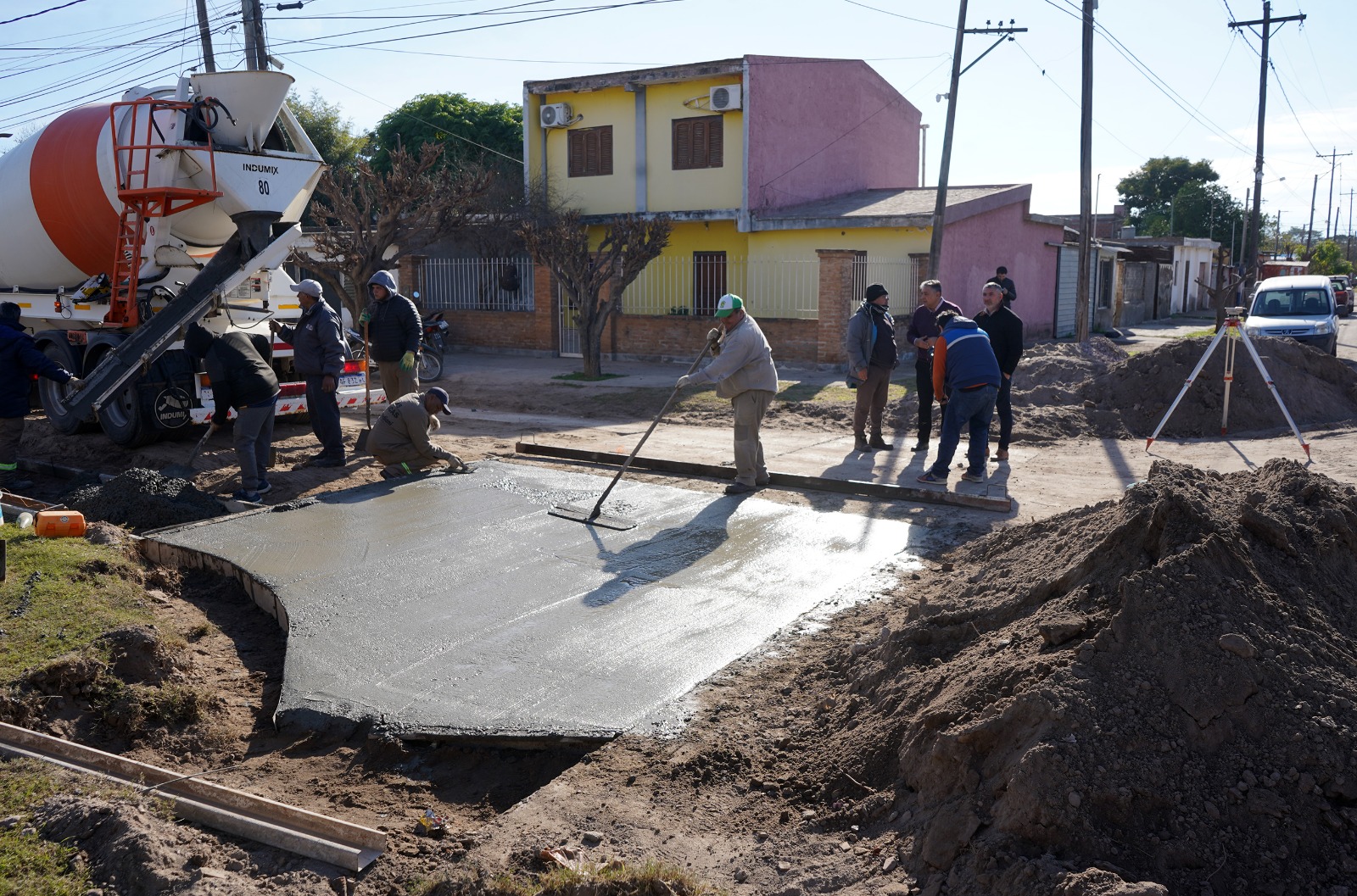 Nediani visitó el avance de la obra de cordón cuneta en calle San Juan Nediani visitó el avance de la obra de cordón cuneta en calle San Juan