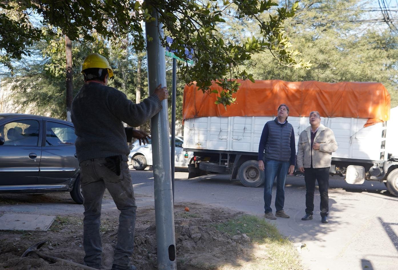 Nediani recorrió la obra de colocación de columnas y luminarias LED sobre calle Leandro N. Alem Nediani recorrió la obra de colocación de columnas y luminarias LED sobre calle Leandro N. Alem