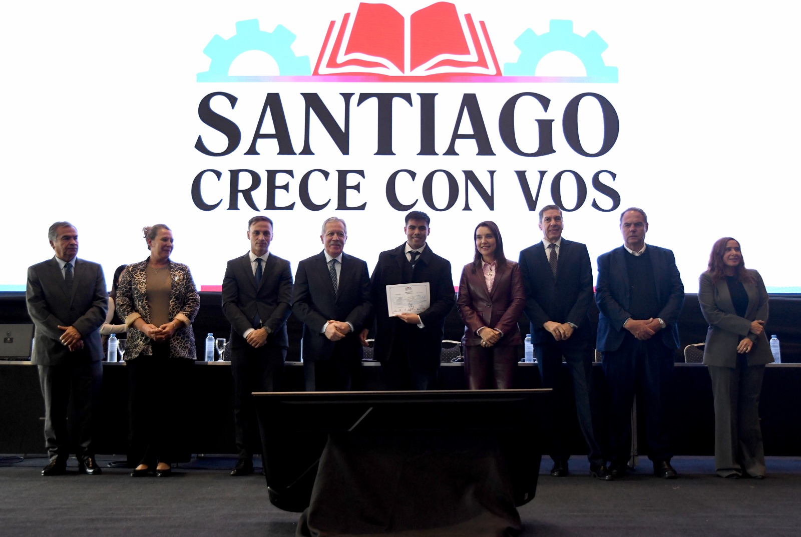 EL GOBERNADOR ELÍAS SUÁREZ FUE PARTE DE LA ENTREGA DE CERTIFICADOS A LOS PRIMEROS EGRESADOS DEL PROGRAMA «SANTIAGO CRECE CON VOS»
