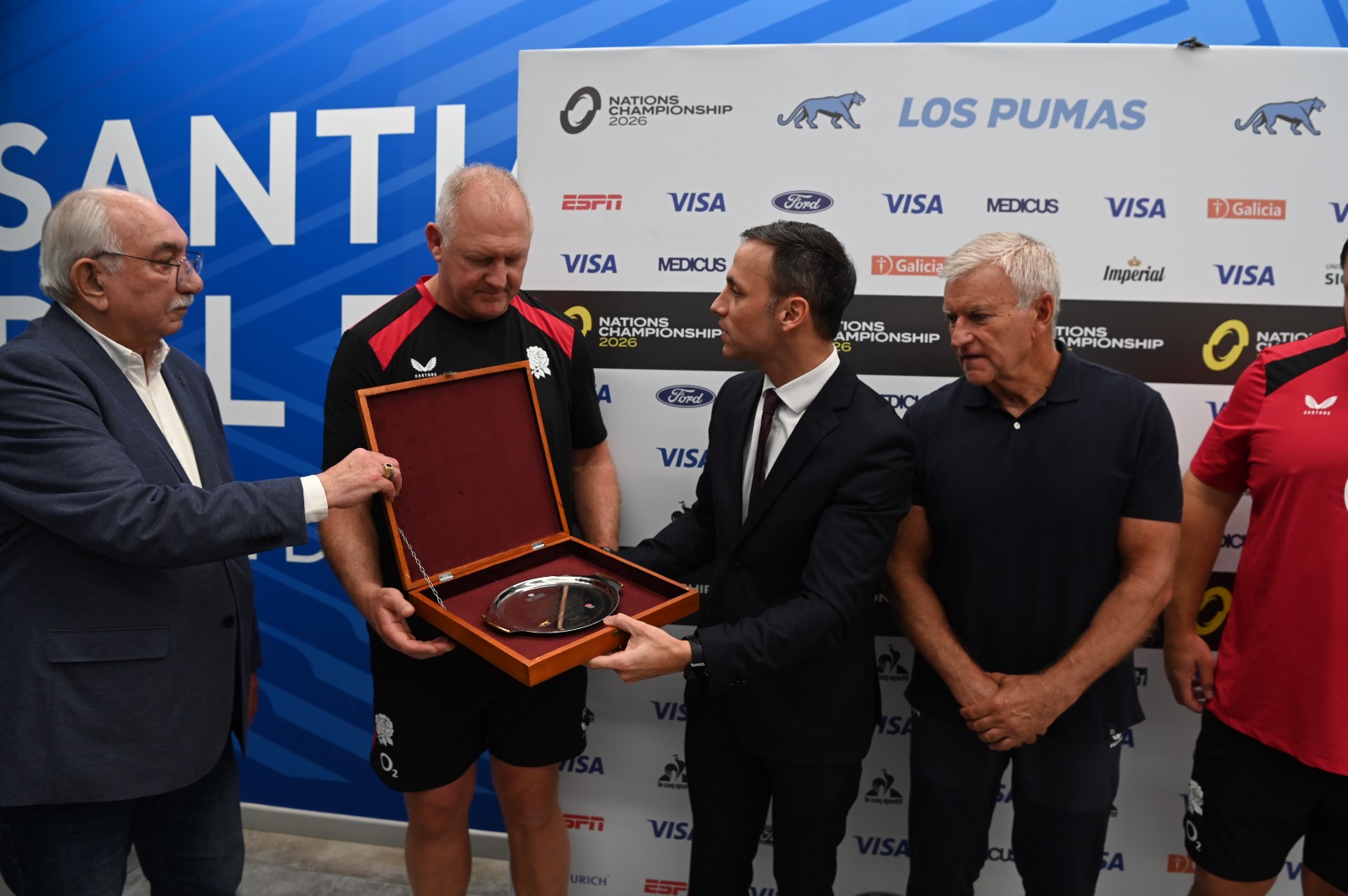 EL JEFE DE GABINETE VÍCTOR ARAUJO ENTREGÓ UN RECONOCIMIENTO A LA SELECCIÓN DE RUGBY DE INGLATERRA EL JEFE DE GABINETE VÍCTOR ARAUJO ENTREGÓ UN RECONOCIMIENTO A LA SELECCIÓN DE RUGBY DE INGLATERRA