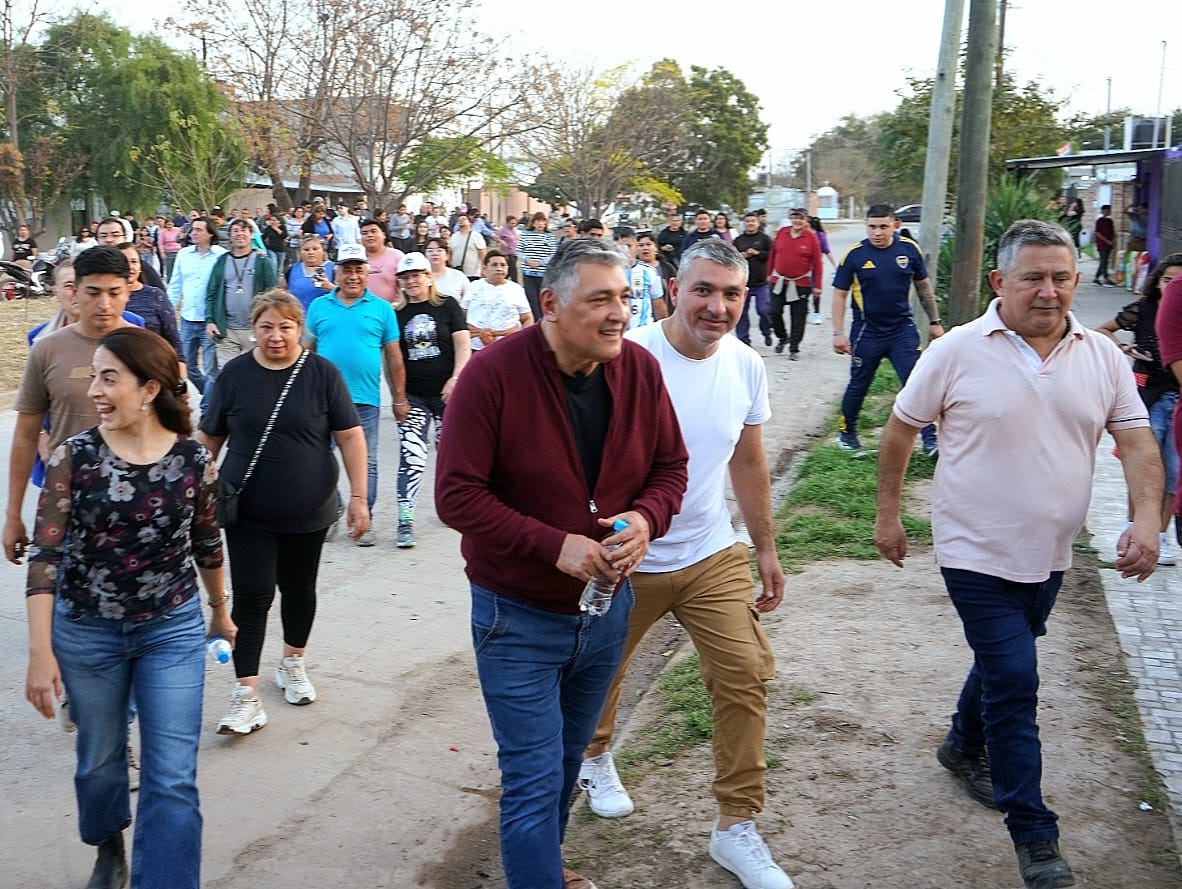 Nediani recorrió el barrio El Rincón y habilitó la nueva iluminación de la cancha de la Escuelita de Fútbol “Pájaro” Quiñones Nediani recorrió el barrio El Rincón y habilitó la nueva iluminación de la cancha de la Escuelita de Fútbol “Pájaro” Quiñones