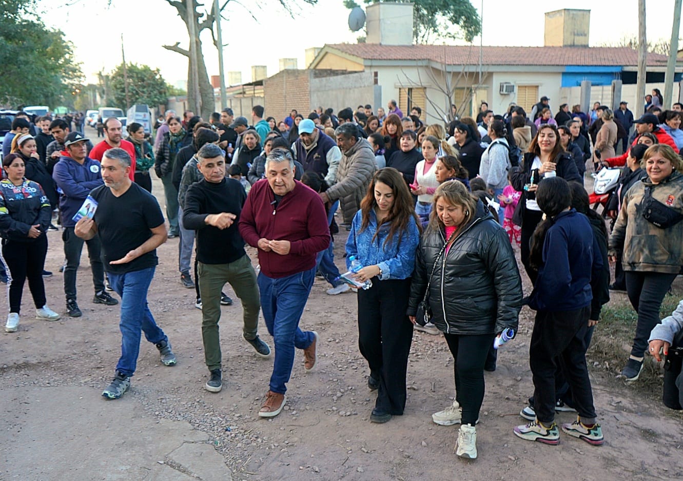 Nediani recorrió el barrio 25 de Mayo 540 Viviendas y dialogó con los vecinos Nediani recorrió el barrio 25 de Mayo 540 Viviendas y dialogó con los vecinos