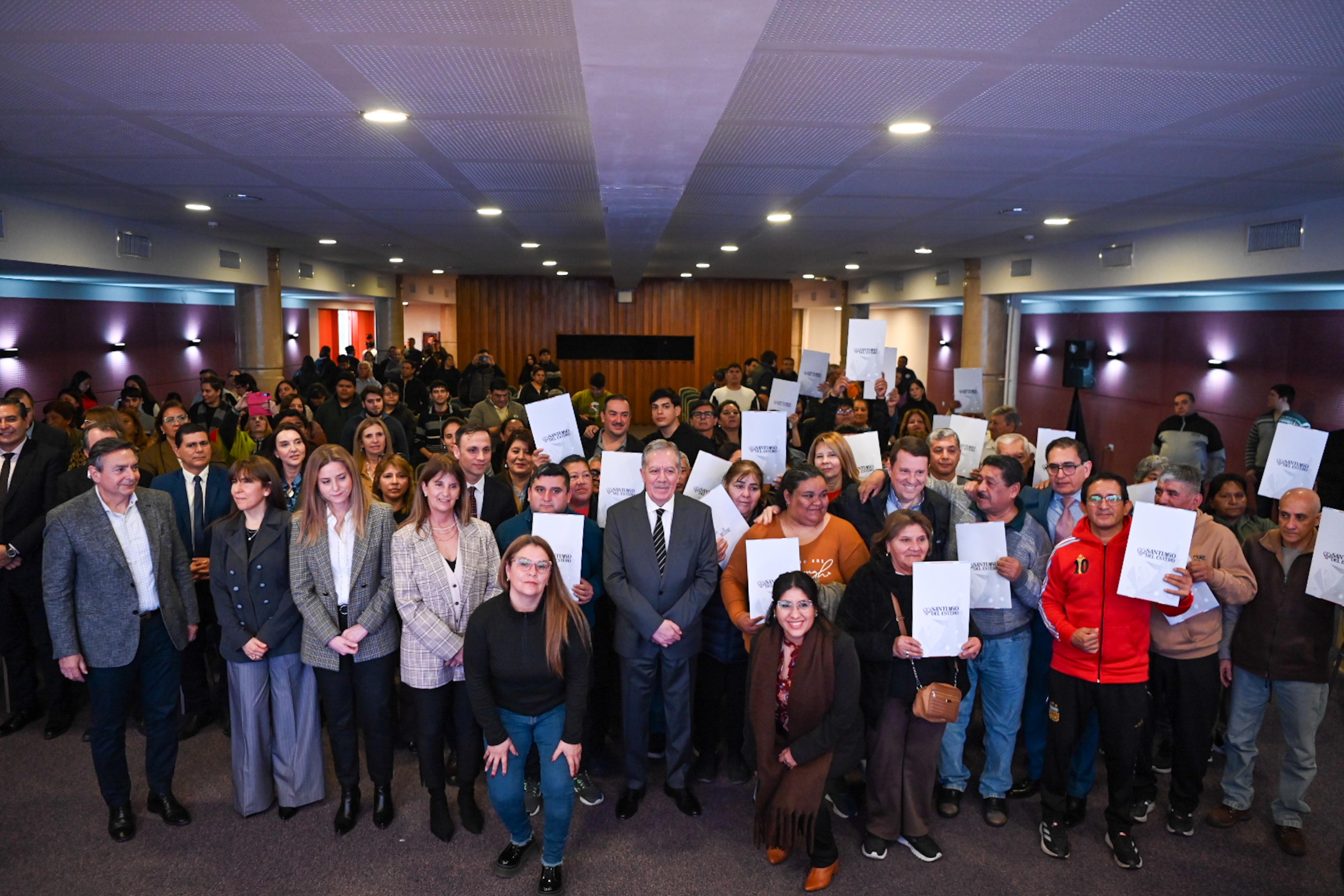 EL GOBERNADOR ELÍAS SUÁREZ HIZO ENTREGA DE TÍTULOS DE PROPIEDAD A FAMILIAS DE LA BANDA