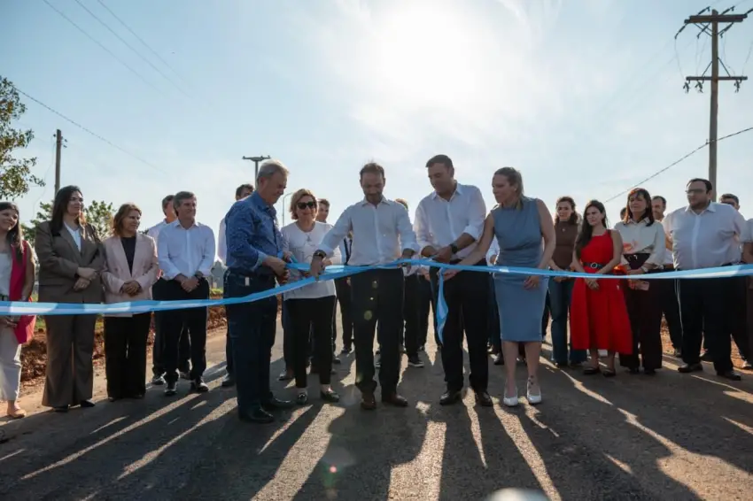 EL GOBERNADOR DE CORRIENTES INAUGURÓ UNA PAVIMENTACIÓN DE ACCESO EN SANTO TOMÉ Y SE CONFIRMA SU VIAJE A PARÍS CON MILEI EL GOBERNADOR DE CORRIENTES INAUGURÓ UNA PAVIMENTACIÓN DE ACCESO EN SANTO TOMÉ Y SE CONFIRMA SU VIAJE A PARÍS CON MILEI