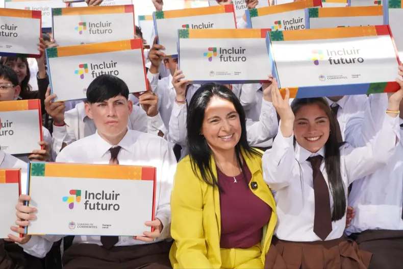 CON ENTREGA DE NOTEBOOKS, EL GOBIERNO PROVINCIAL ACOMPAÑÓ EL 35º ANIVERSARIO DE LA ESCUELA PORTUARIA