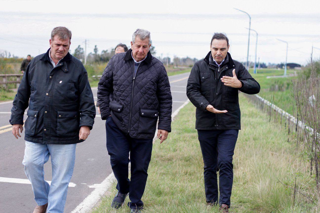 EL INTENDENTE CEMBORAIN, EL SENADOR VALDÉS Y EL VICE INTENDENTE DÍAZ REALIZARON UNA ACTIVIDAD CONJUNTA EN LA ARROCERA COPRA S.A Y RECORRIERON EL ARROYO GÓMEZ.
