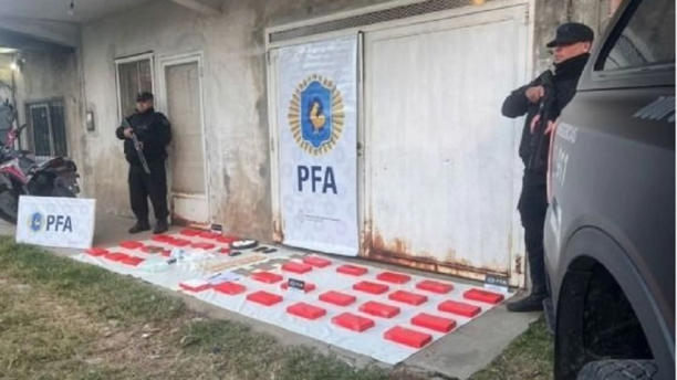 DETUVIERON A MUJER POLICÍA EN CORRIENTES CON UN CARGAMENTO DE COCAÍNA DE MÁXIMA PUREZA (37 KG.)