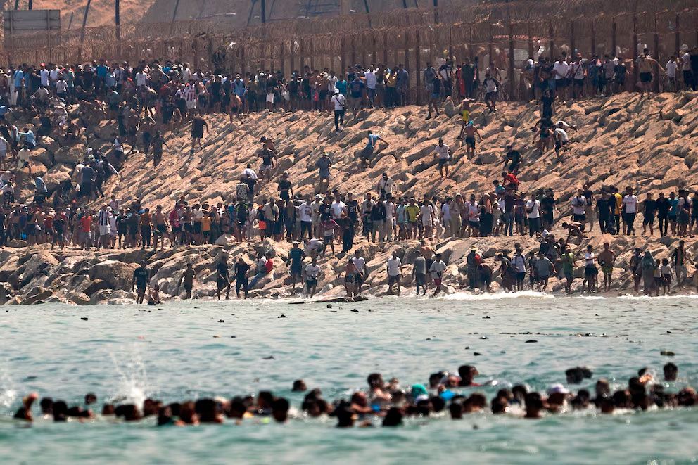 LA UNIÓN EUROPEA PREPARA UNA REUNIÓN DE EMERGENCIA PARA ABORDAR LA CRISIS MIGRATORIA EN CEUTA