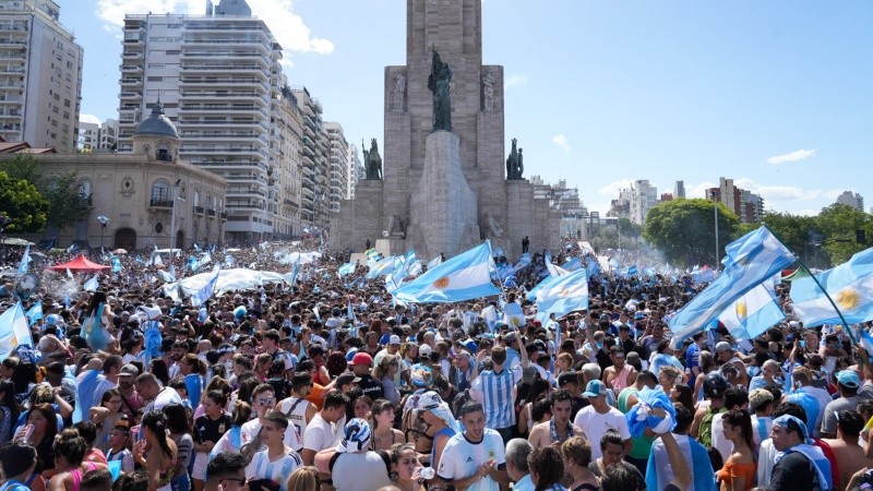 ROSARIO, LA TIERRA DE MESSI CELEBRÓ EUFÓRICAMENTE LA VICTORIA DE ARGENTINA CONTRA INGLATERRA
