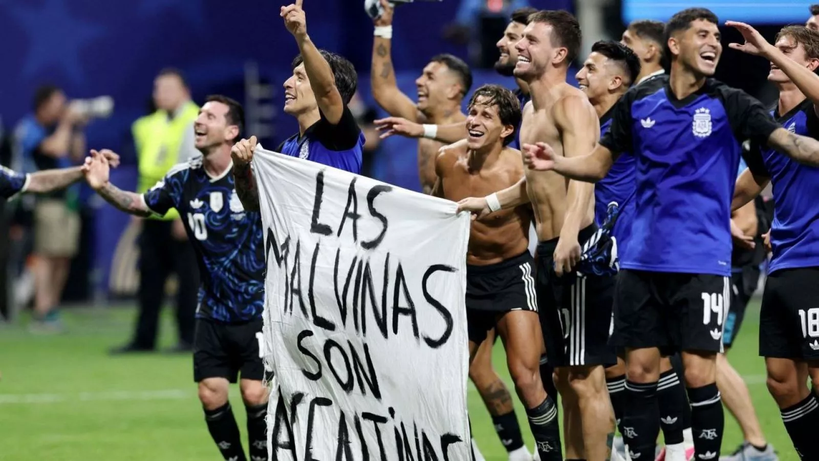 LA FIFA SANCIONÓ A LEANDRO PAREDES CON 10  PARTIDOS POR SU PELEA EN LA FINAL Y MULTÓ A ARGENTINA POR LA BANDERA DE MALVINAS