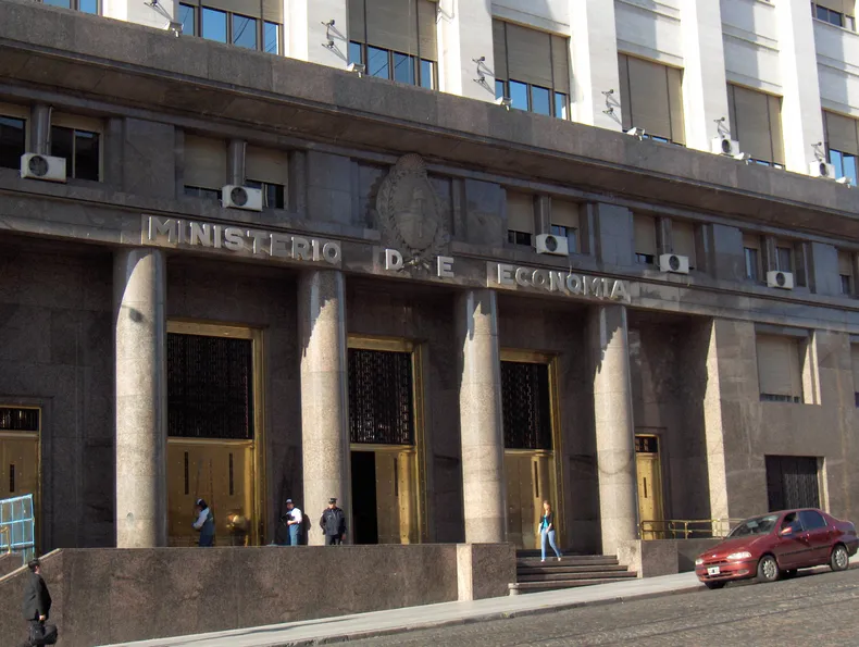 EL GOBIERNO APROBÓ LA TOMA DE CRÉDITOS POR US.200 MILLONES CON TRES BANCOS INTERNACIONALES