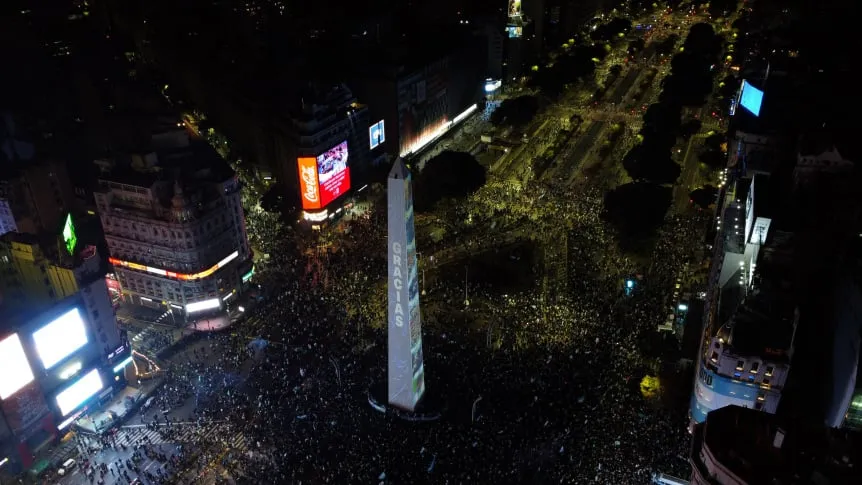 GRATITUD CON LA SELECCIÓN ARGENTINA EN UN MULTITUDINARIO FESTEJO EN EL OBELISCO