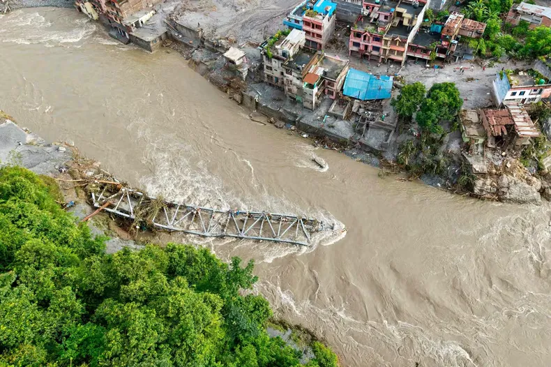 CHINA Y NEPAL DETUVIERON LAS TAREAS DE RESCATE POR RIESGO DE INUNDACIONES – AL MENOS 579 MUERTOS CHINA Y NEPAL DETUVIERON LAS TAREAS DE RESCATE POR RIESGO DE INUNDACIONES – AL MENOS 579 MUERTOS