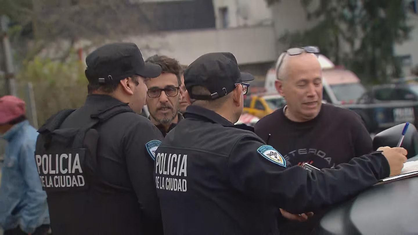 los-efectivos-policiales-con-familiares-y-allegados-de-las-victimas-foto-tn-TSE6KOXWXVAHXHUFIANSIRJOII