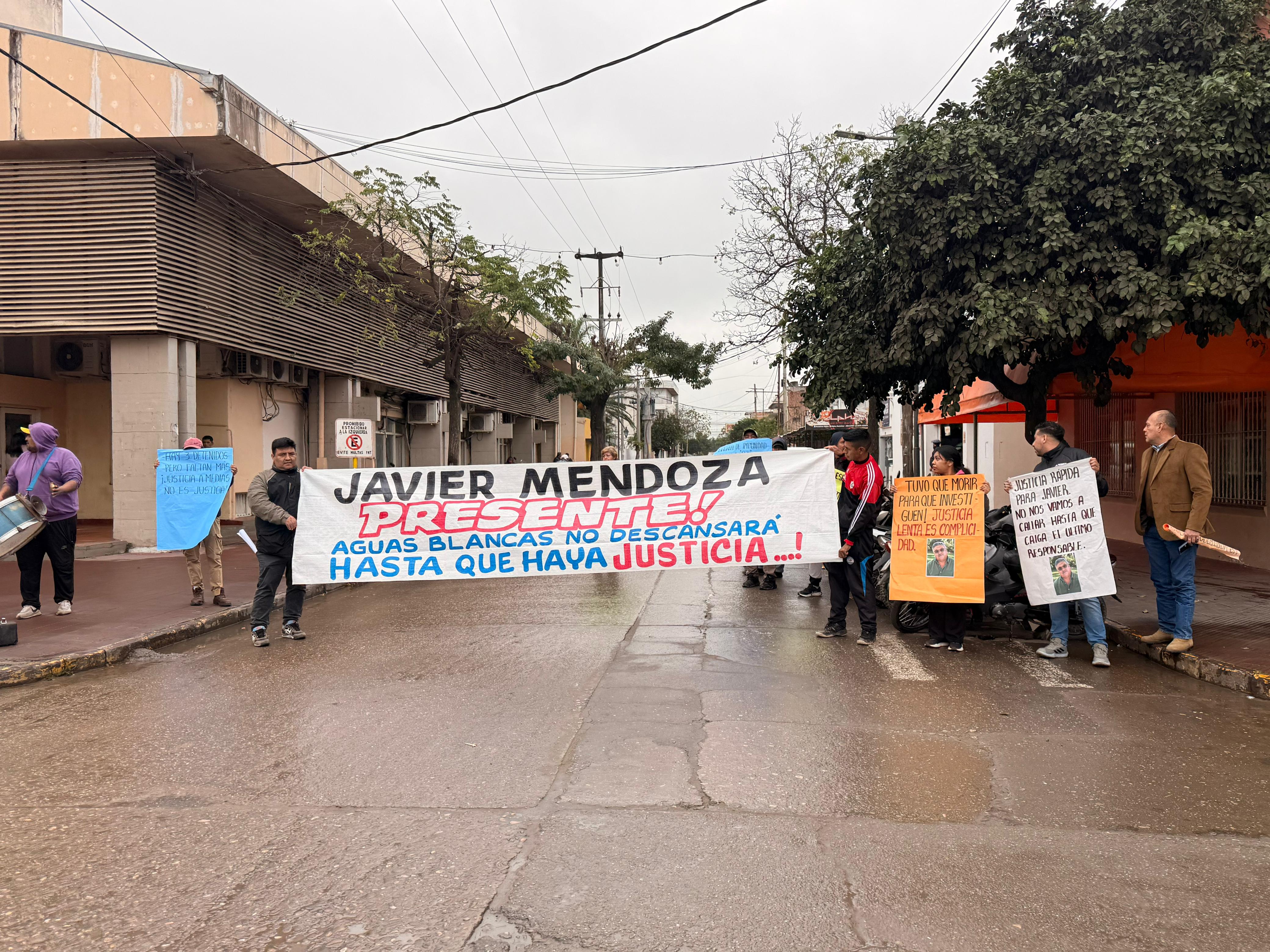 🔴 “LA FISCALÍA NO HIZO NADA, SON UNA MAFIA DE REMISEROS”: FAMILIARES Y COMPAÑEROS DE JAVIER MENDOZA EXIGEN JUSTICIA