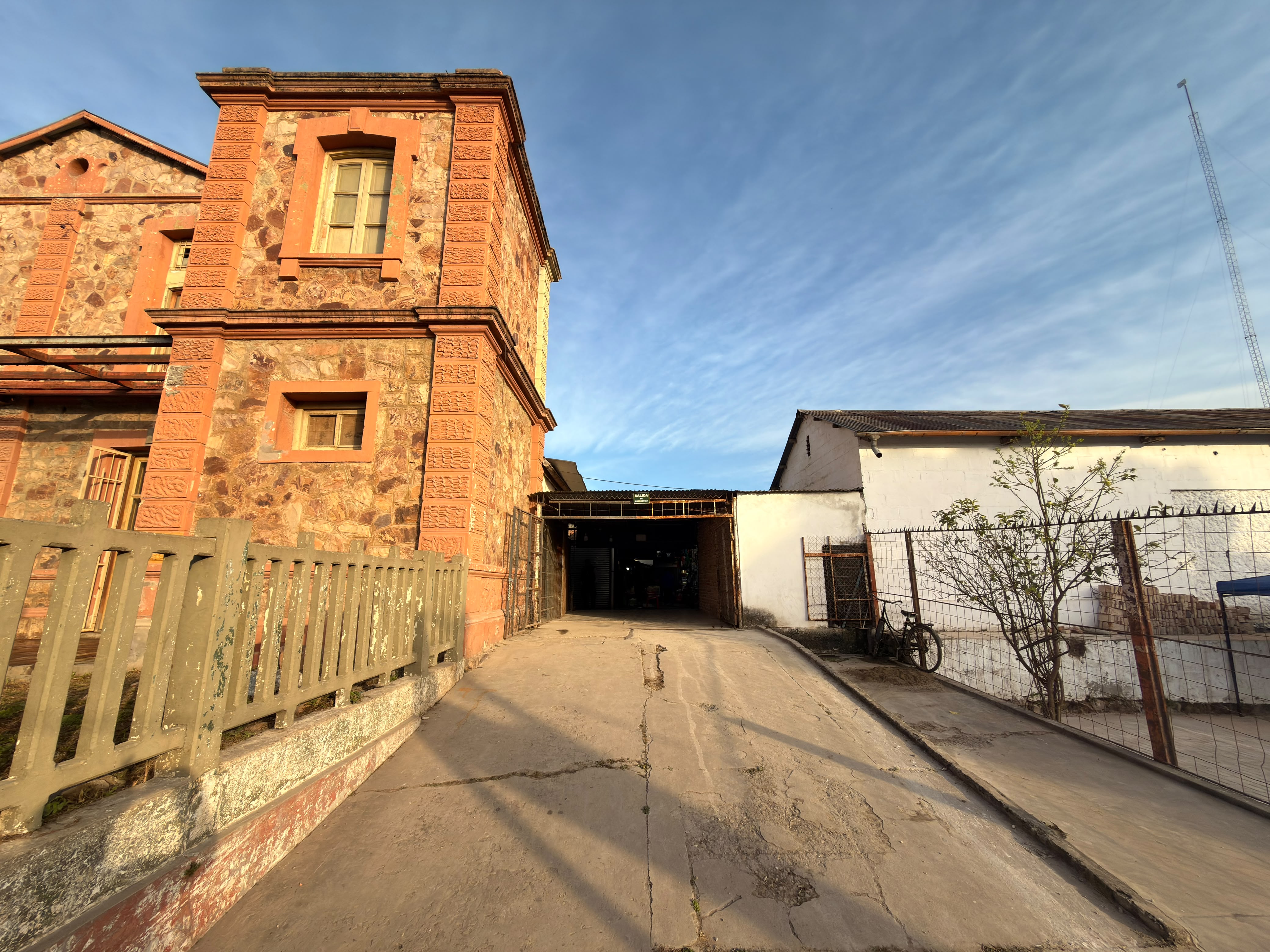 REABRIERON EL ANTIGUO INGRESO DEL MERCADO DE ABASTO Y RE ORDENARON LOS PUESTOS