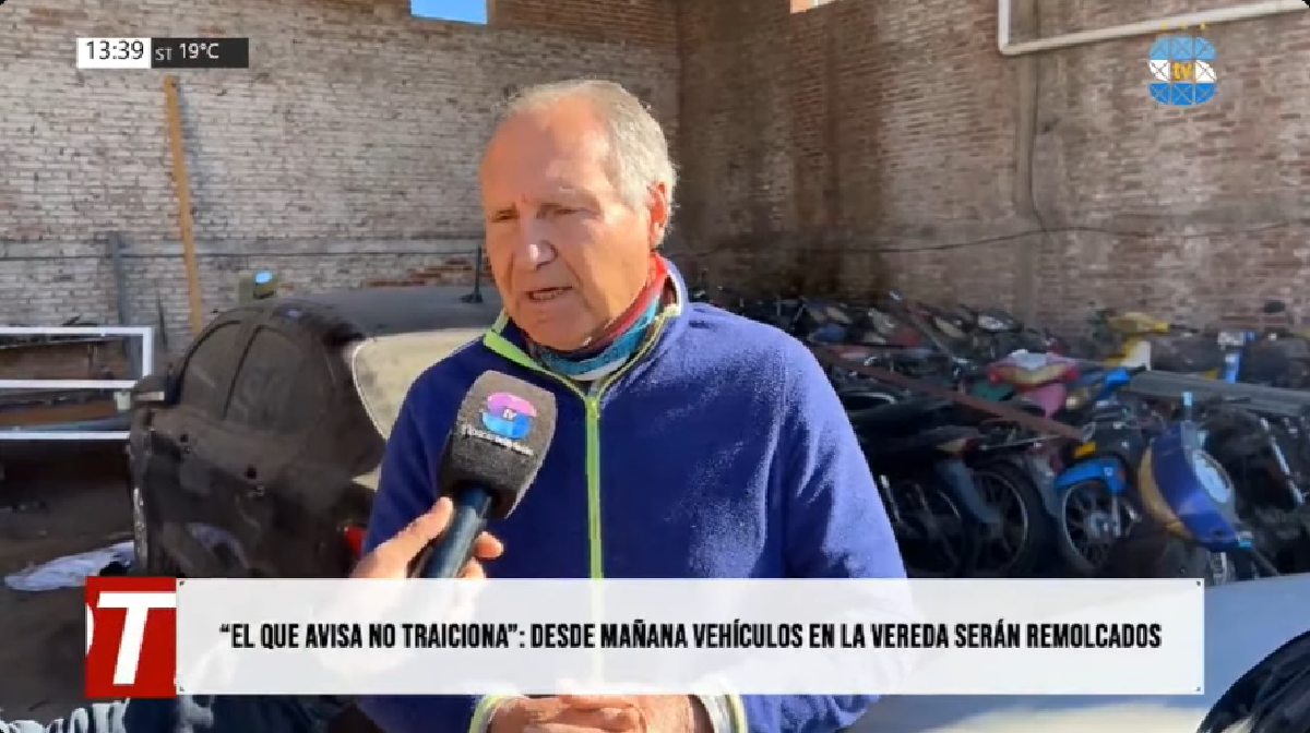 Usar la vereda como playa de estacionamiento podrá terminar con el vehículo remolcado Usar la vereda como playa de estacionamiento podrá terminar con el vehículo remolcado