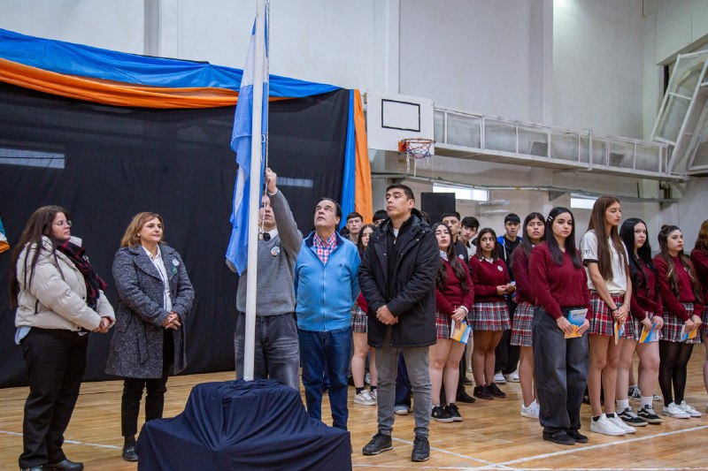 ESTUDIANTES DE TOLHUIN JURARON PROMESA DE LEALTAD A LA CONSTITUCIÓN PROVINCIAL
