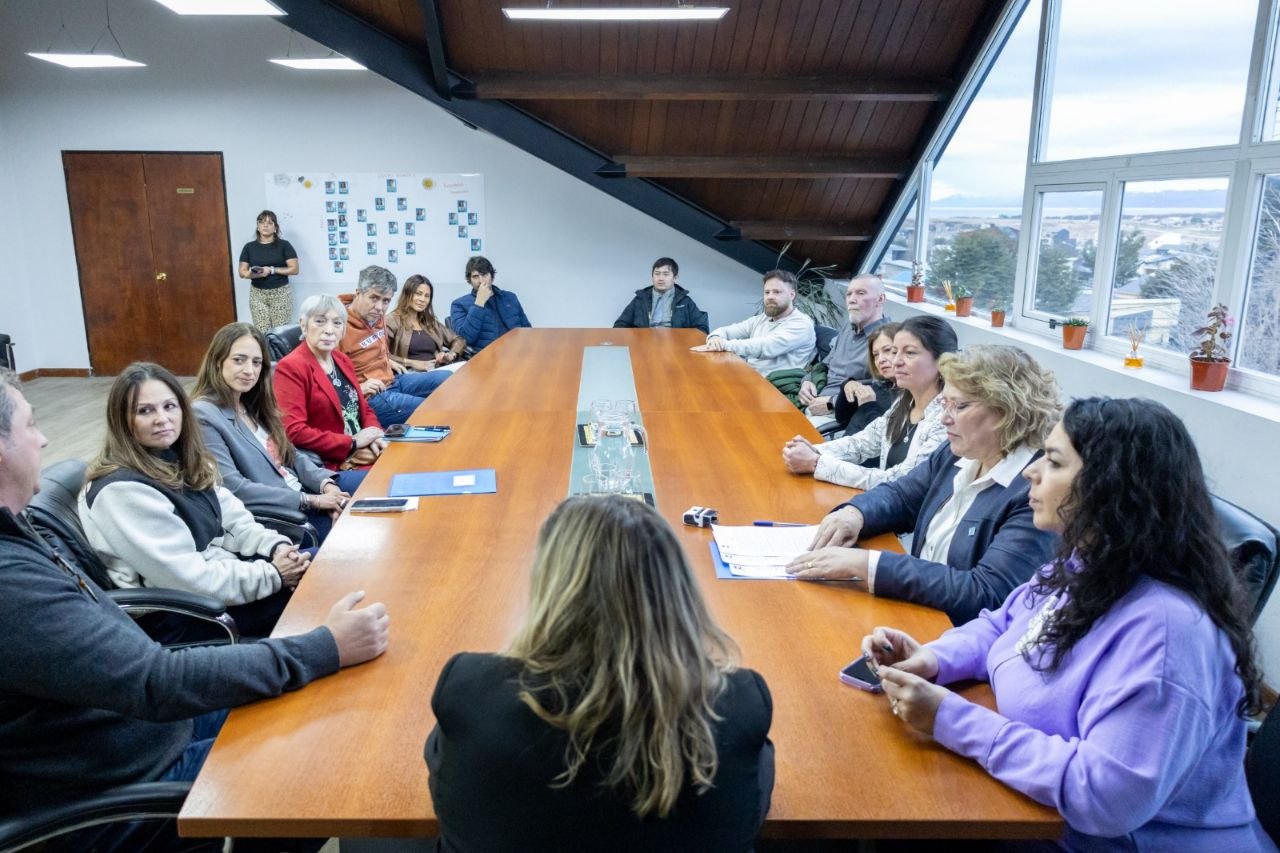 EL MUNICIPIO DE USHUAIA FIRMÓ EL CONTRATO PARA PAVIMENTAR LA CALLE DE LOS ÑIRES