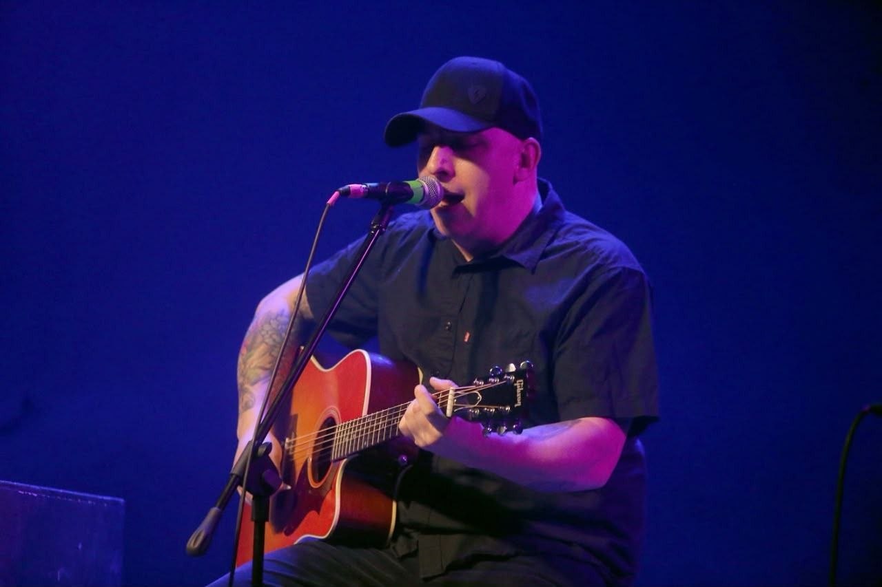 GASPAR BENEGAS PRESENTÓ UN SHOW ACÚSTICO ANTE UN CENTRO CULTURAL ESTHER FADUL REPLETO