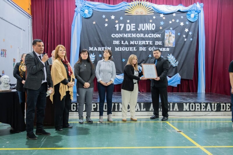 EL COLEGIO PROVINCIAL “ALICIA MOREAU DE JUSTO” PRESENTÓ SU BANDERA INSTITUCIONAL EL COLEGIO PROVINCIAL “ALICIA MOREAU DE JUSTO” PRESENTÓ SU BANDERA INSTITUCIONAL
