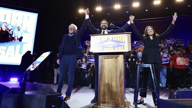 zohran-mamdani-bernie-sanders-y-alexandria-ocasio-cortez.webp