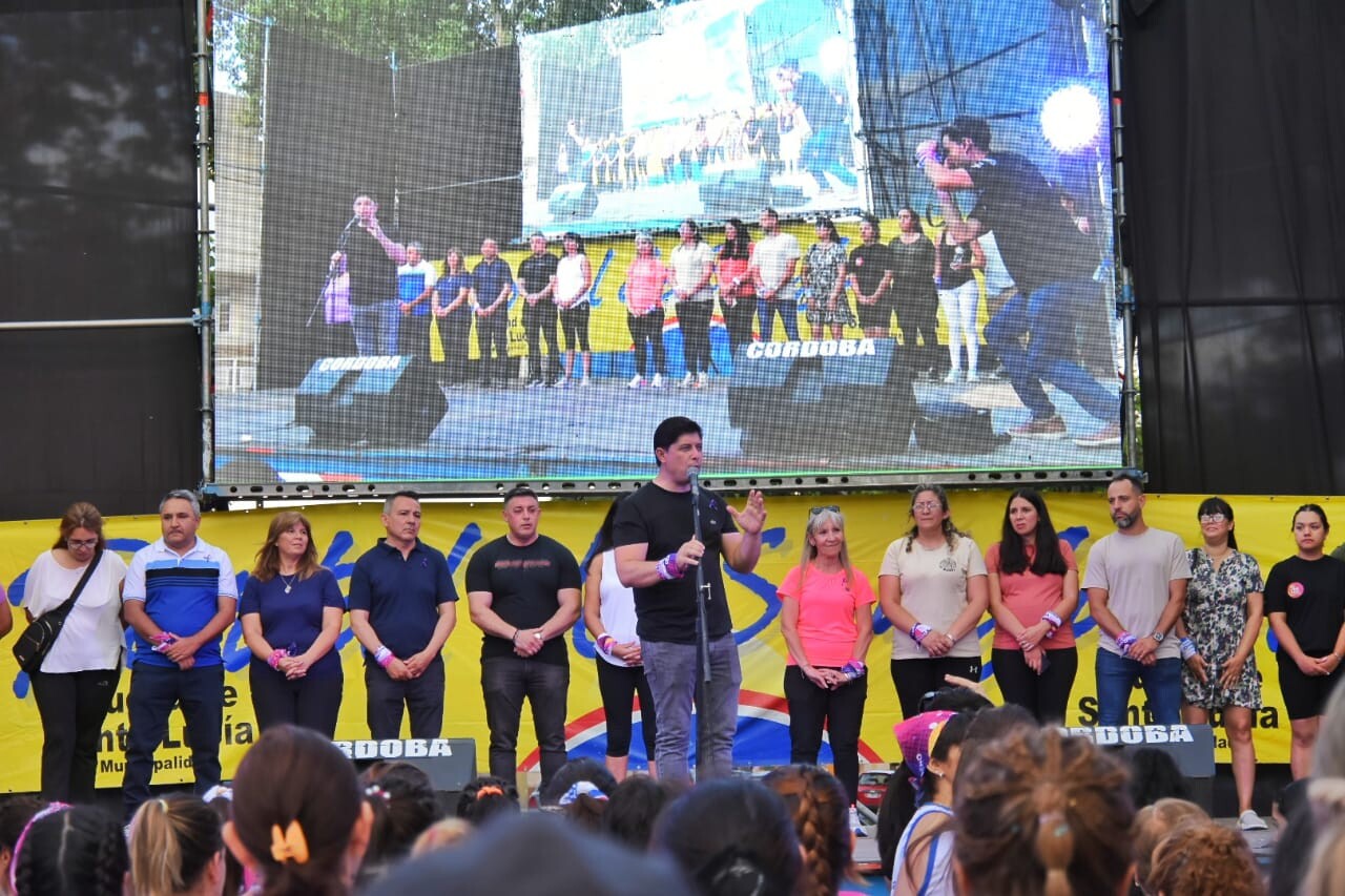 Santa Lucía fue escenario de una tarde vibrante y llena de movimiento gracias al Zumbathon, un evento que año a año crece en convocatoria y que tuvo lugar ayer en calle General Paz, frente al edificio municipal.